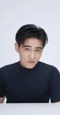 男演员古子成黑色短t朝气蓬勃写真图片