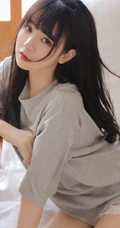 超好看的清甜长相的浅粉女生线条感小姐姐悠闲居家写真美照