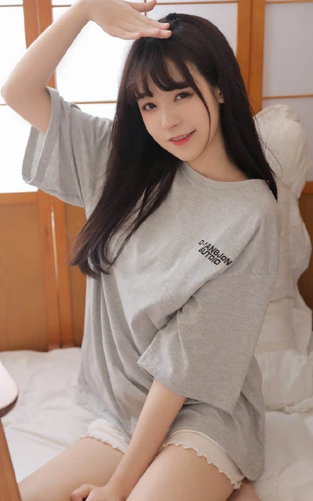 超好看的清甜长相的浅粉女生线条感小姐姐悠闲居家写真美照