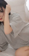 超好看的清甜长相的浅粉女生线条感小姐姐悠闲居家写真美照