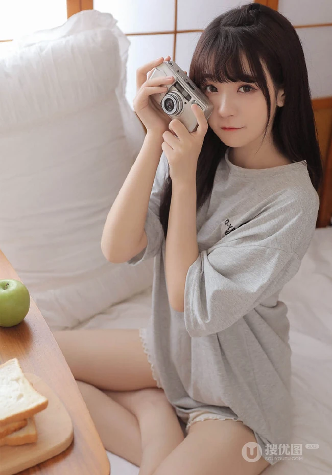 超好看的清甜长相的浅粉女生线条感小姐姐悠闲居家写真美照