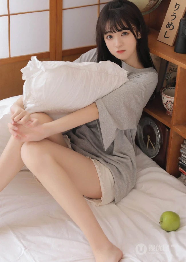 超好看的清甜长相的浅粉女生线条感小姐姐悠闲居家写真美照