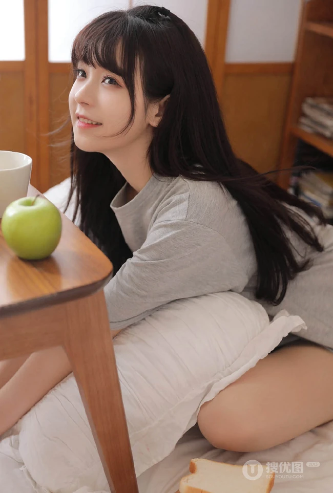 超好看的清甜长相的浅粉女生线条感小姐姐悠闲居家写真美照