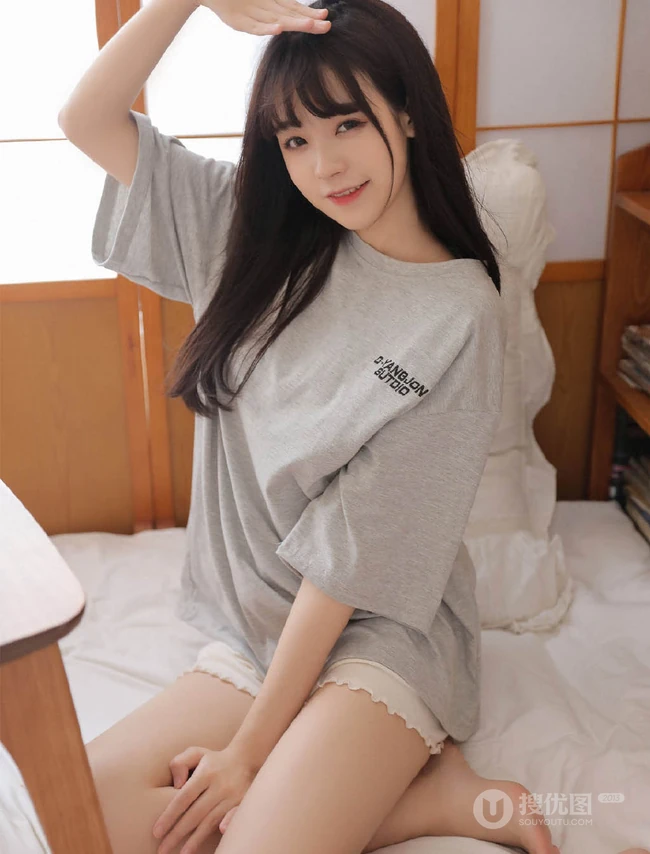 超好看的清甜长相的浅粉女生线条感小姐姐悠闲居家写真美照