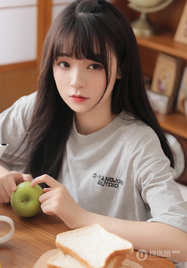 超好看的清甜长相的浅粉女生线条感小姐姐悠闲居家写真美照
