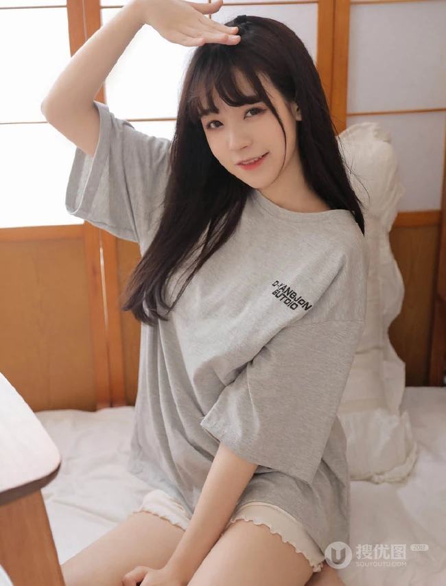 超好看的清甜长相的浅粉女生线条感小姐姐悠闲居家写真美照
