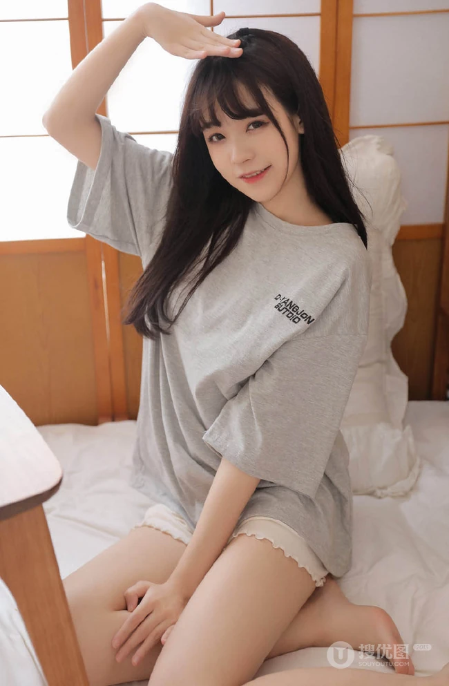 超好看的清甜长相的浅粉女生线条感小姐姐悠闲居家写真美照