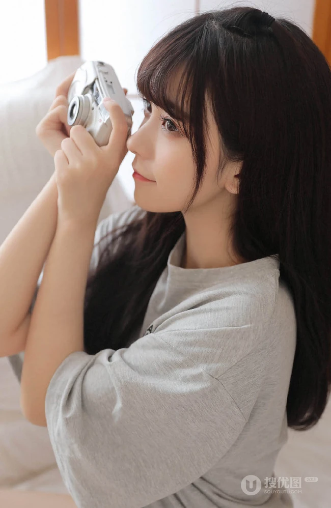 超好看的清甜长相的浅粉女生线条感小姐姐悠闲居家写真美照