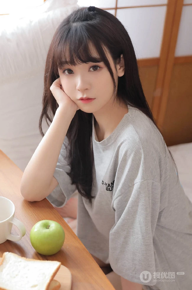 超好看的清甜长相的浅粉女生线条感小姐姐悠闲居家写真美照
