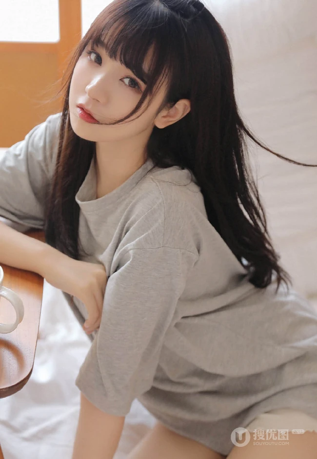 超好看的清甜长相的浅粉女生线条感小姐姐悠闲居家写真美照