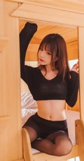 双层床里的纤细线条漂亮女生桜桃喵黑衣深袜袜气质写真图片