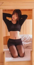 双层床里的纤细线条漂亮女生桜桃喵黑衣深袜袜气质写真图片