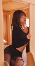 双层床里的纤细线条漂亮女生桜桃喵黑衣深袜袜气质写真图片