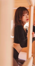 双层床里的纤细线条漂亮女生桜桃喵黑衣深袜袜气质写真图片