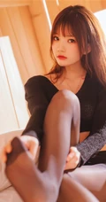双层床里的纤细线条漂亮女生桜桃喵黑衣深袜袜气质写真图片
