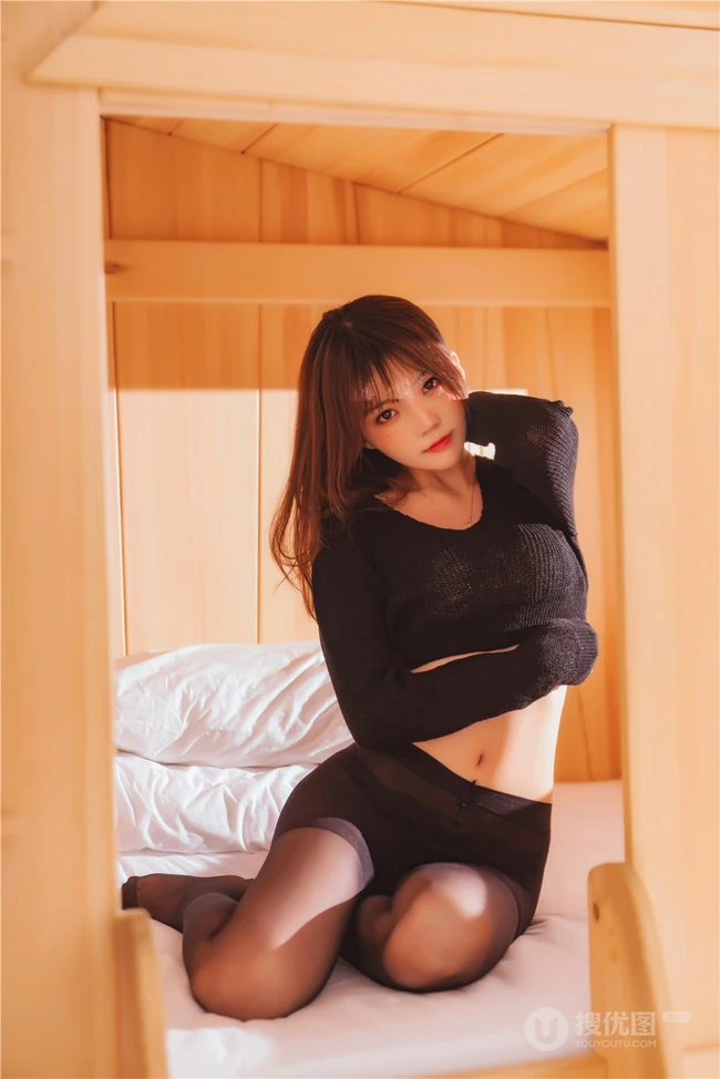 双层床里的纤细线条漂亮女生桜桃喵黑衣深袜袜气质写真图片
