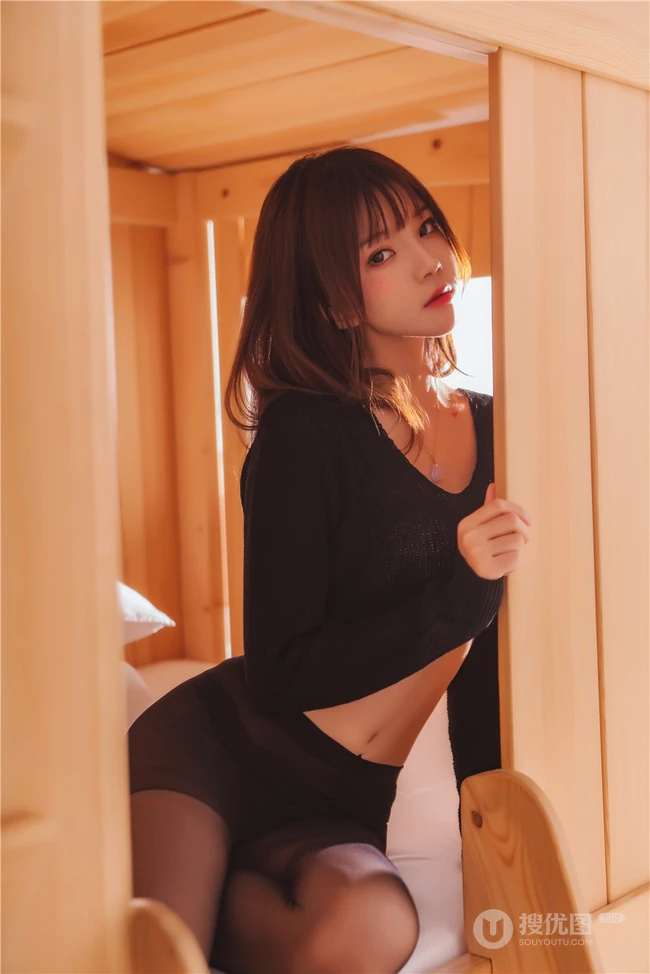 双层床里的纤细线条漂亮女生桜桃喵黑衣深袜袜气质写真图片