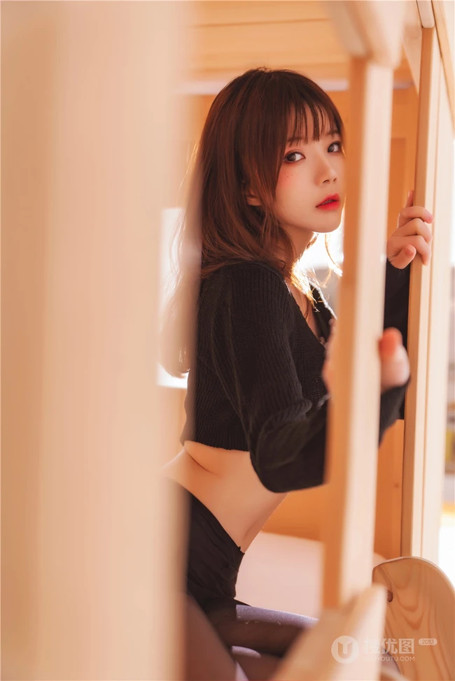 双层床里的纤细线条漂亮女生桜桃喵黑衣深袜袜气质写真图片