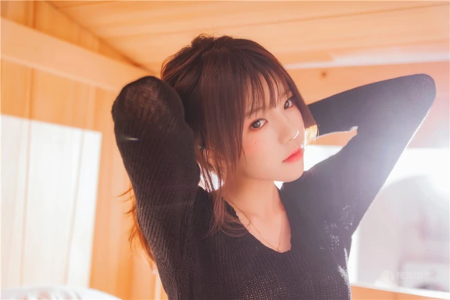 双层床里的纤细线条漂亮女生桜桃喵黑衣深袜袜气质写真图片