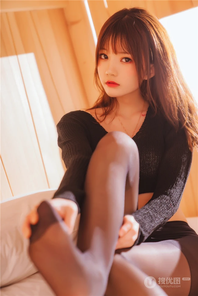 双层床里的纤细线条漂亮女生桜桃喵黑衣深袜袜气质写真图片