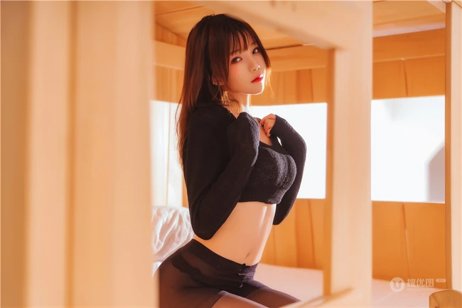 双层床里的纤细线条漂亮女生桜桃喵黑衣深袜袜气质写真图片