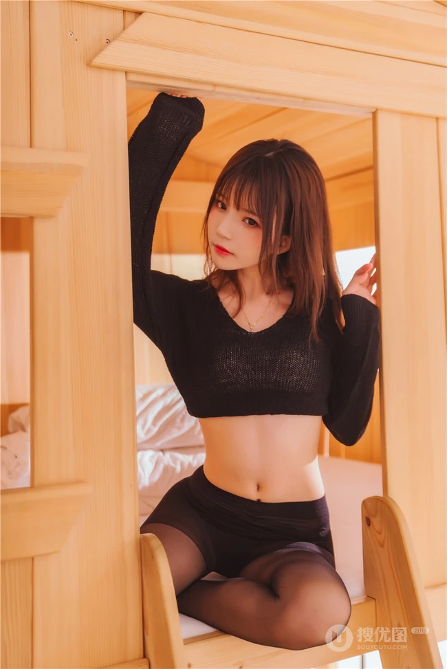双层床里的纤细线条漂亮女生桜桃喵黑衣深袜袜气质写真图片