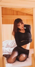 双层床里的纤细线条漂亮女生桜桃喵黑衣深袜袜气质写真图片