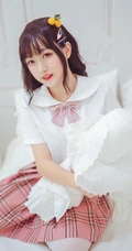 圆脸蛋清新女生lovely呆玄制服短裙白袜装超高清写真吸睛