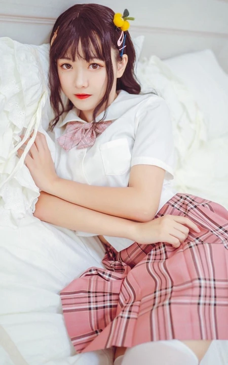 圆脸蛋清新女生lovely呆玄制服短裙白袜装超高清写真吸睛
