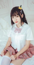 圆脸蛋清新女生lovely呆玄制服短裙白袜装超高清写真吸睛