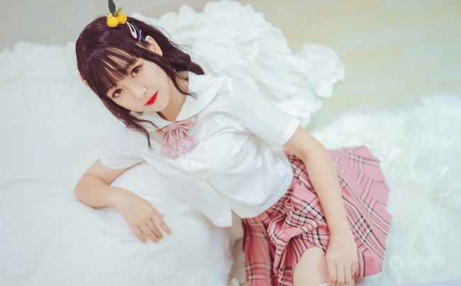 圆脸蛋清新女生lovely呆玄制服短裙白袜装超高清写真吸睛