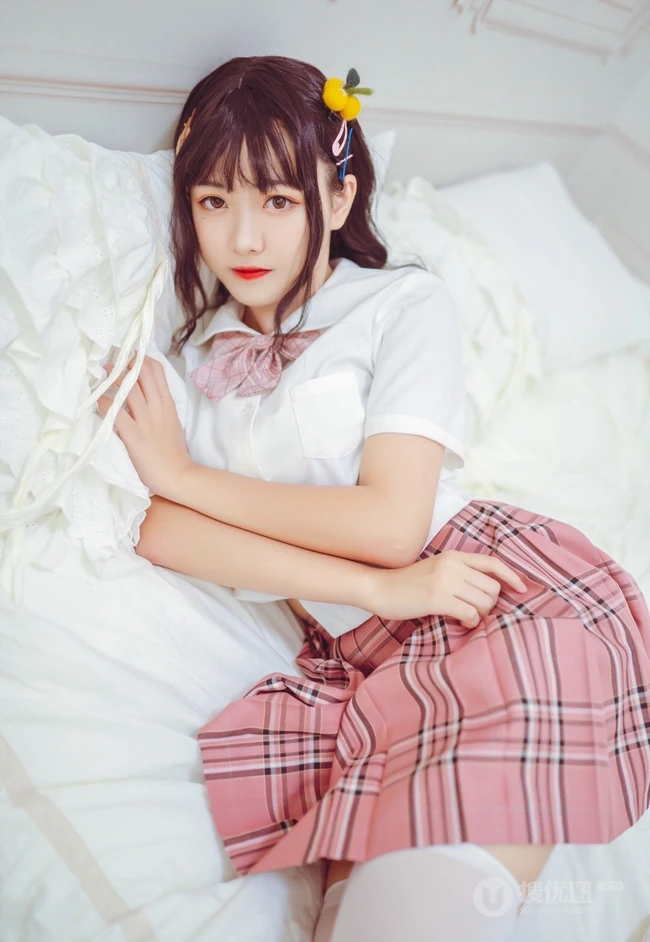 圆脸蛋清新女生lovely呆玄制服短裙白袜装超高清写真吸睛