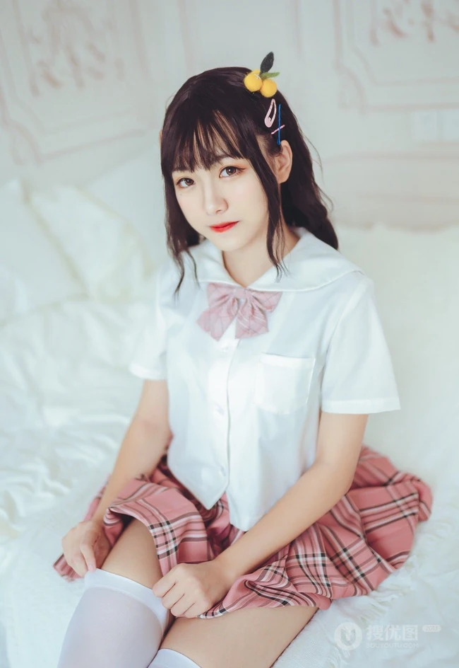 圆脸蛋清新女生lovely呆玄制服短裙白袜装超高清写真吸睛
