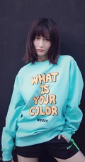 田沅晒齐肩短发搭配蓝色酷潮穿搭个性写真