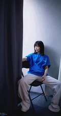 田沅晒齐肩短发搭配蓝色酷潮穿搭个性写真