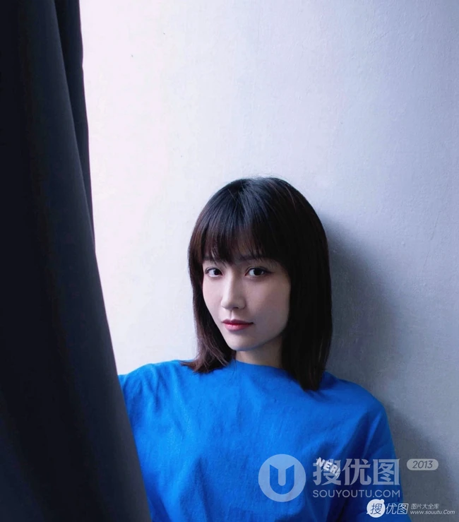 田沅晒齐肩短发搭配蓝色酷潮穿搭个性写真
