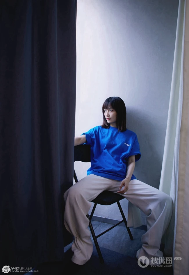 田沅晒齐肩短发搭配蓝色酷潮穿搭个性写真