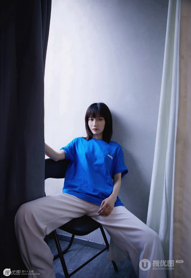 田沅晒齐肩短发搭配蓝色酷潮穿搭个性写真