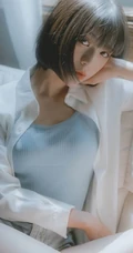 短发女生清新慵懒夏日写真，安静的听着窗外热闹的蝉鸣。。。