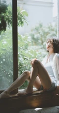 短发女生清新慵懒夏日写真，安静的听着窗外热闹的蝉鸣。。。