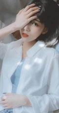 短发女生清新慵懒夏日写真，安静的听着窗外热闹的蝉鸣。。。