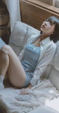 短发女生清新慵懒夏日写真，安静的听着窗外热闹的蝉鸣。。。