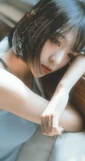 短发女生清新慵懒夏日写真，安静的听着窗外热闹的蝉鸣。。。