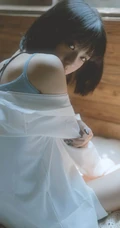 短发女生清新慵懒夏日写真，安静的听着窗外热闹的蝉鸣。。。