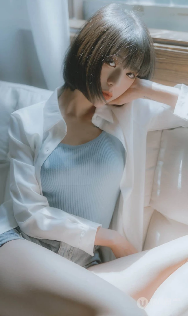短发女生清新慵懒夏日写真，安静的听着窗外热闹的蝉鸣。。。