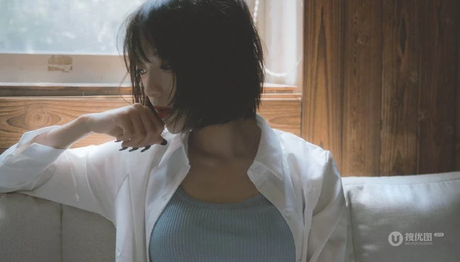 短发女生清新慵懒夏日写真，安静的听着窗外热闹的蝉鸣。。。