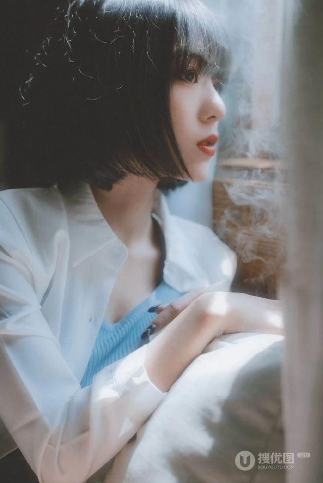 短发女生清新慵懒夏日写真，安静的听着窗外热闹的蝉鸣。。。