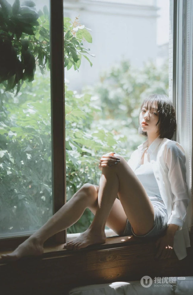短发女生清新慵懒夏日写真，安静的听着窗外热闹的蝉鸣。。。