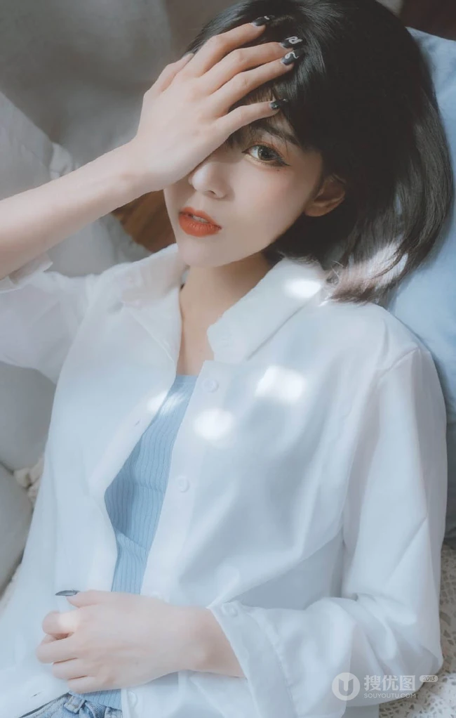 短发女生清新慵懒夏日写真，安静的听着窗外热闹的蝉鸣。。。