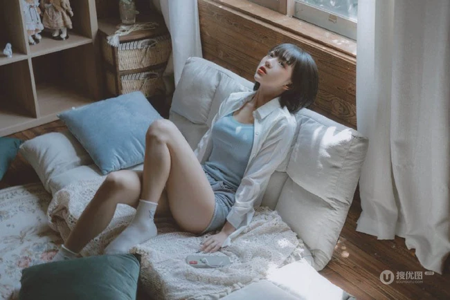 短发女生清新慵懒夏日写真，安静的听着窗外热闹的蝉鸣。。。